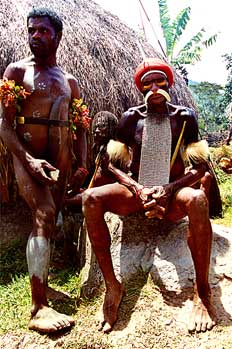 Anciano y joven guerrero con adornos tradicionales, Irian Jaya,