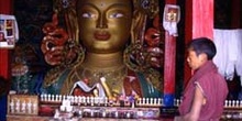 Estatua de Buda de 12 m. de altura en el gompa de Shey, Ladakh,