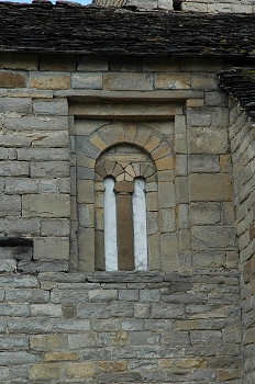 Iglesia de San Pedro de Lárrede. Vano geminado, Huesca