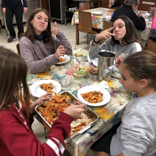 Albergue 6º - 2º día (comiendo) 9