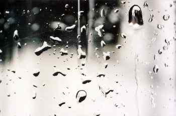 Gotas de agua condensada en un cristal