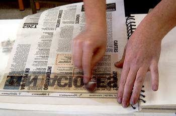 Transferencia de pigmentos de un periódico a un cuaderno