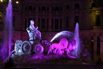 Iluminación de la fuente de Cibeles con motivo de la Boda Real