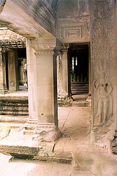 Interior de los pasillos del Palacio Real, Angkor, Camboya