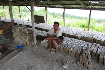 Fábrica de ladrillos, Batak, Sumatra, Indonesia