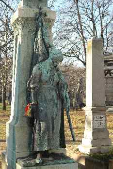 Estatua en el cementerio de Kerepesi, Budapest, Hungría