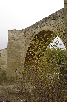 Detalle del arco de medio punto del puente de Capella. Huesca
