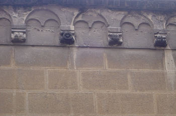 Detalle de adornos en muro, Huesca