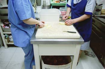 Partiendo piña en cocina industrial