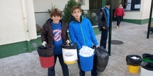 Litter Less Campaign_Masa de las papeleras de clase   4