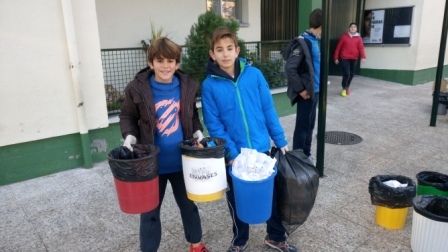 Litter Less Campaign_Masa de las papeleras de clase   4