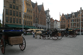 Vista de la Plaza Mayor o Markt Plein, Brujas, Bélgica
