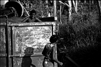 Niño en un contenedor de basura, favela de Sao Paulo, Brasil