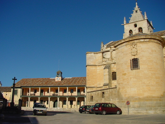 Ayuntamiento e iglesia de la Magdalena en Torrelaguna