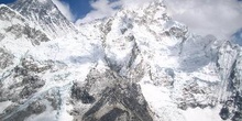Acercamiento de montaña rocosa con glaciar