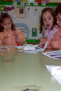 Realizando manualidades