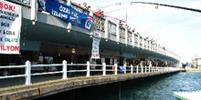 Pescando desde el puente Gálata, Estambul, Turquía