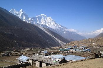 Poblado de Chukhung con terrenos de cultivo