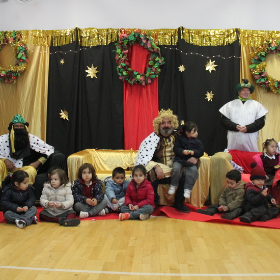 Visita de sus Majestades los Reyes Magos al colegio Luis Bello en moto 2018 40