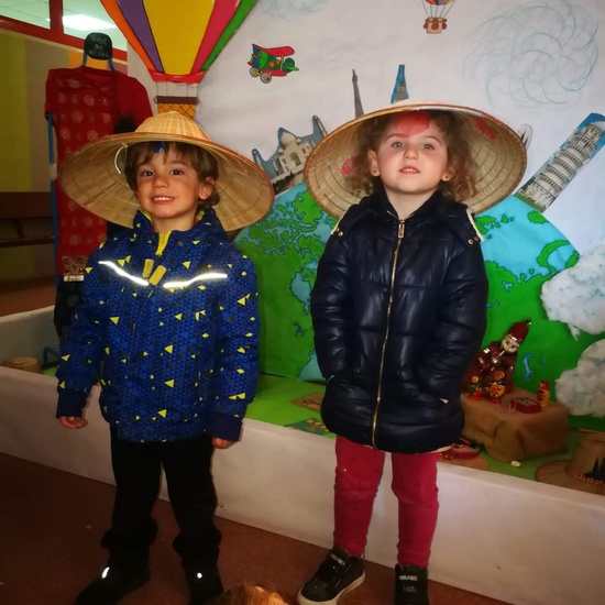 Infantil 3 años y 1º de Primaria visitan los expositores del la 