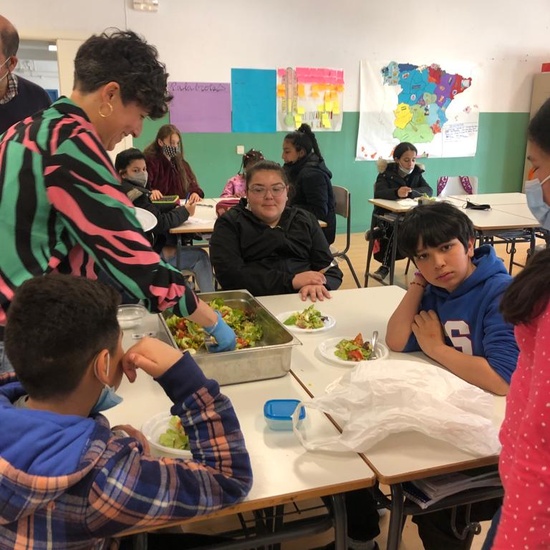COSECHA DE LECHUGA DEL HUERTO Y COMIDA EN LA CLASE 4
