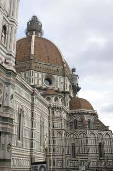 Vista lateral del Duomo y la Cúpula Brunelleschi, Florencia