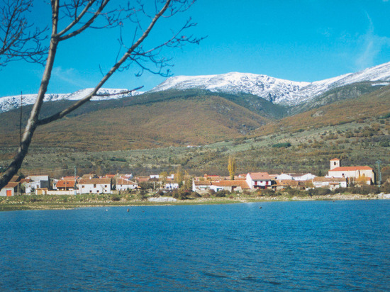 Vista panorámica del embalse con Pinilla del Valle al fondo
