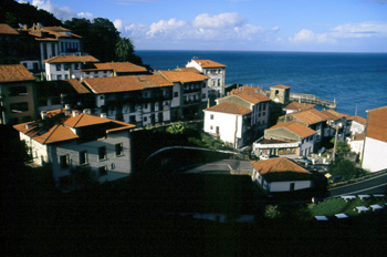 Vista hacia la Torre del Reloj de Lastres, Principado de Asturia