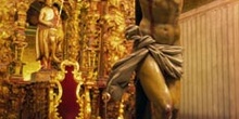 Cristo cruc¡ficado y San Juan Bautista en el retablo del Altar M