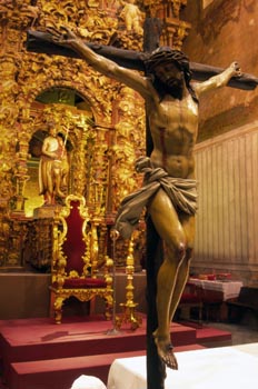 Cristo cruc¡ficado y San Juan Bautista en el retablo del Altar M