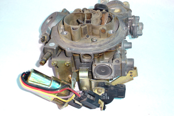 Carburador con ralentí pilotado eléctricamente