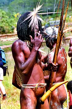 Hombre fumando, Irian Jaya, Indonesia