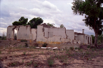 Edificación destruida durante la guerra, Mozambique
