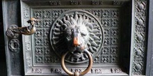 Detalle de llamador en puerta de metal, Colonia, Alemania