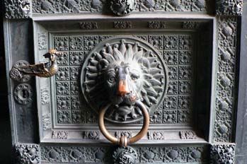 Detalle de llamador en puerta de metal, Colonia, Alemania