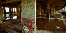 Pintada en pared de fábrica abandonada, favela de Sao Paulo, Bra