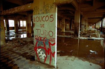 Pintada en pared de fábrica abandonada, favela de Sao Paulo, Bra