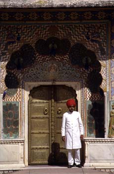 Guarda del Palacio de la Ciudad, Jaipur, India