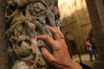 Mano en la columna de la Catedral de SAntiago de Compostela, La