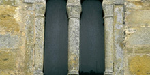 Ventana bífora con alfiz de la iglesia de San Salvador de Valded
