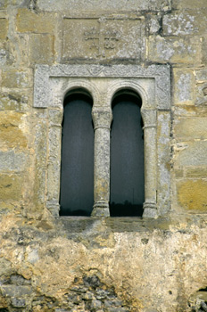 Ventana bífora con alfiz de la iglesia de San Salvador de Valded