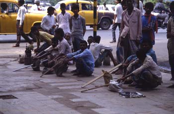 Trabajadores de la construcción ofreciendo sus servicios en la c