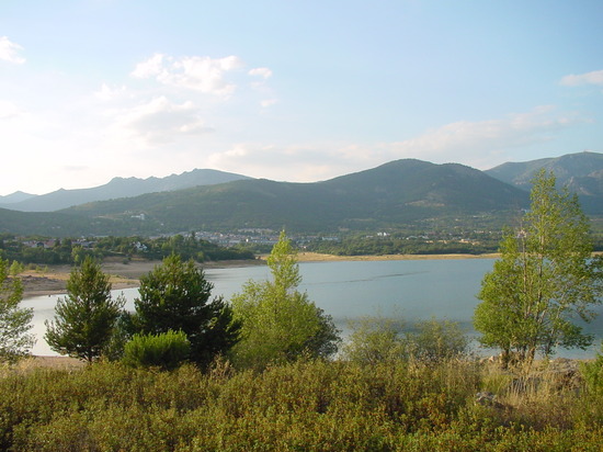 Vista de Navacerrada con el embalse