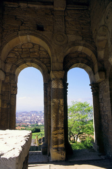 Mirador oriental de la planta noble de Santa María de Naranco, O