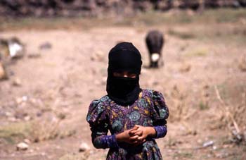 Retrato de una joven trabajadora en el campo, Yemen