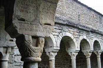 Arcos del claustro. Iglesia de Roda de Isábena, Huesca