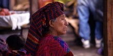 Retrato de mujer en el mercado de Antigua, Guatemala