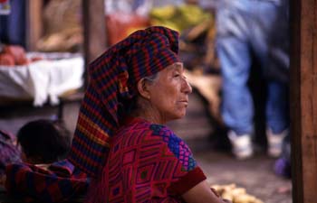 Retrato de mujer en el mercado de Antigua, Guatemala