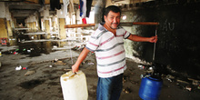 Hombre llevando cubos de agua, Favela de moinho, Sao Paulo, Bras