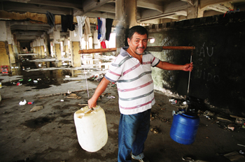 Hombre llevando cubos de agua, Favela de moinho, Sao Paulo, Bras